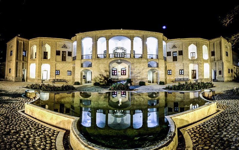 مرمت تزئینات ایوان عمارت باغ اکبریه میراثی که بیرجند را جهانی کرد