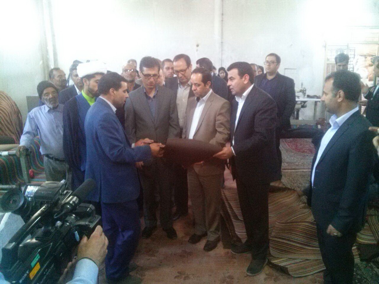 منصوری معاون وزیر کار به همراه سنجری مدیر کل اداره تعاون، کار و رفاه اجتماعی، کهن ترابی فرماندار شهرستان قاینات و جمعی از مسئولین حوزه اشتغال از شرکت تعاونی جاجیم بافی هزار گل قهستان روستای روم بازدید کردند