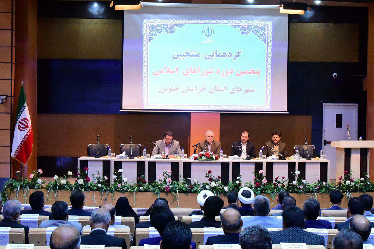 نباید درآمدهای شهرداری ها به دستگاههای دولتی اختصاص یابد چون این درآمد سهم مردم شهر است نه دولت