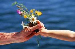 اخلاقیات و مسائل انسانی را از سالهای نخستین زندگی به کودکان آموزش دهیم