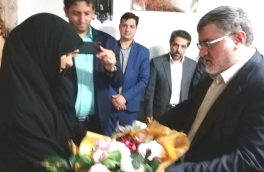 دیدار محمد صادق معتمدیان استاندار خراسان جنوبی با خانواده شهید سرافراز محسن مشرقی شهر خضری دشت بیاض