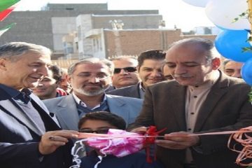 با حضور مسئولان استانی، هشتمین زمین چمن مصنوعی در آموزشگاه شاهد شهید رحیمی بیرجند افتتاح شد.