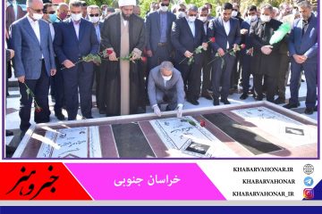 دکتر نوبخت پس از احترام به مقام شامخ شهدا به ساحت مقدس امامزاده حسین ابن موسی الکاظم (ع) طبس ادای احترام کرد